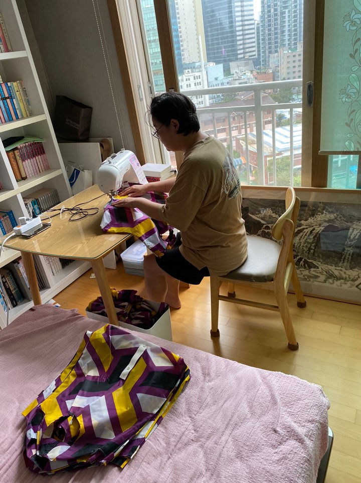 주민재봉모임 ‘노루발자국’ 미싱으로 전하는 무료급식 사랑의 도시락 가방~♡